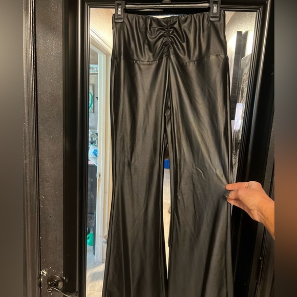 🖤🖤NWOT-RUCHED PU LEATHER FLARE LEG PANTS SZ M🖤🖤 - Picture 5 of 6